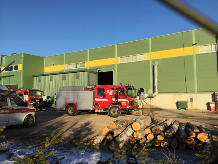 Kohal on nii päästeautod kui kiirabi./ Arvo Meeks/Valgamaalane