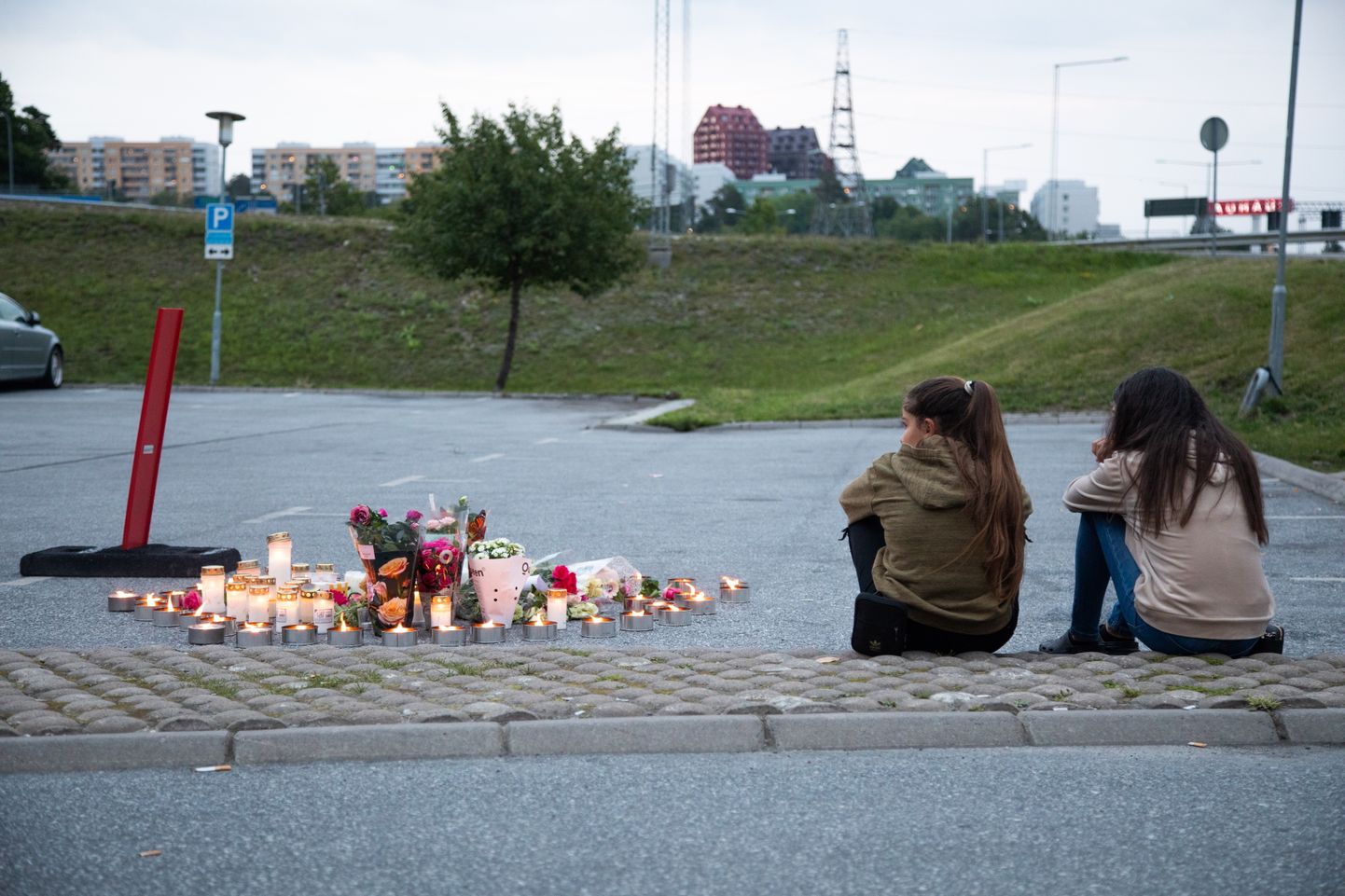 Sõbrad mälestamas Rootsis Botkyrka vallas Norborgis maha lastud 12-aastast tüdrukut