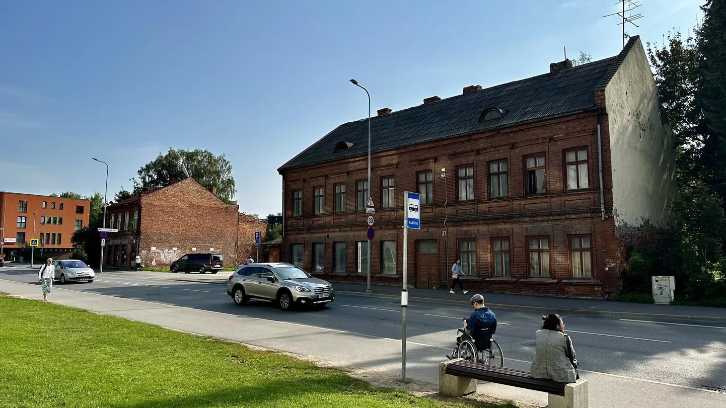 Raatuse ühiselamu vastas oleva kahe ajaloolise linnamaja saatus on küsimärgi all, nende säilimine sõltub tehnilisest seisukorrast.