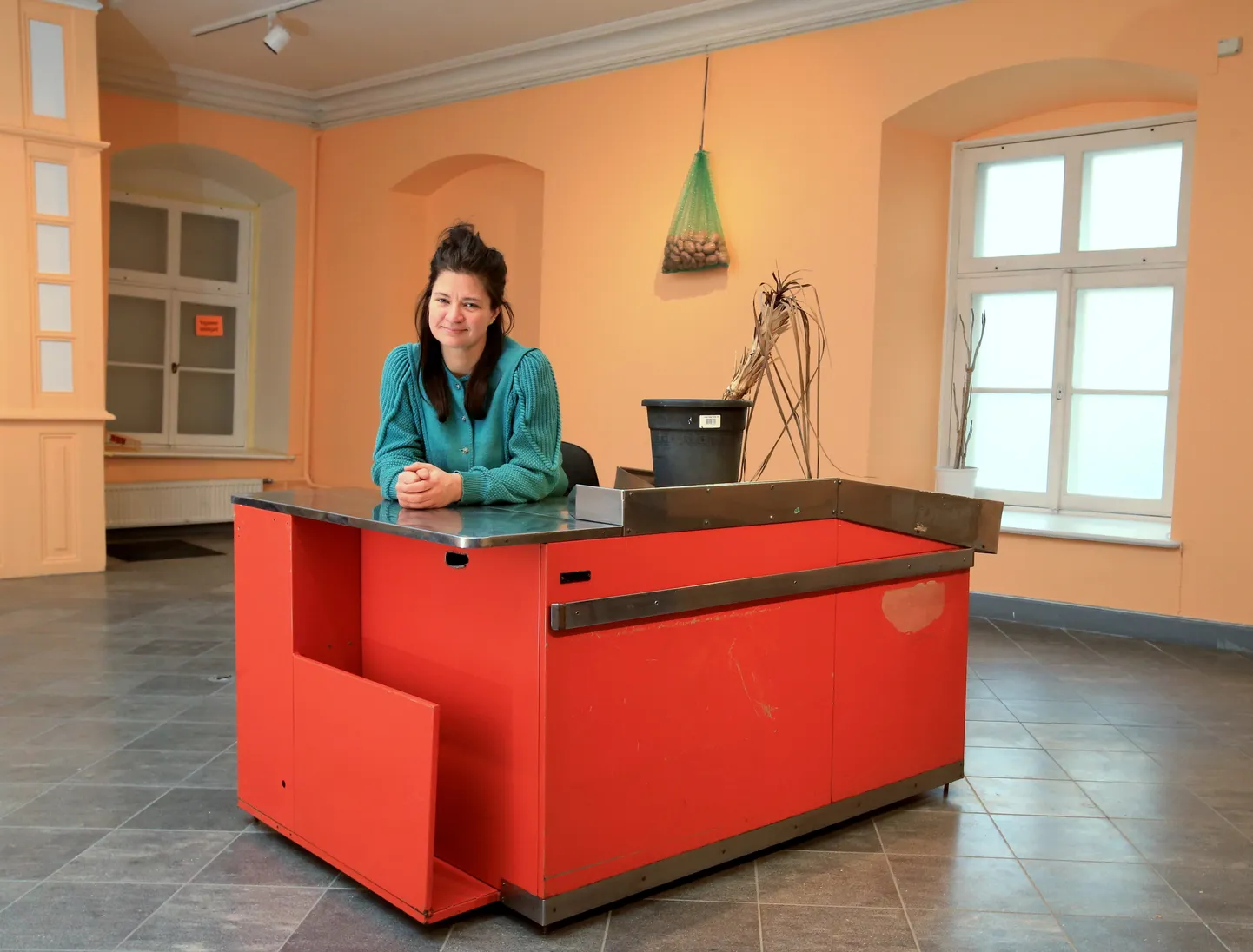Kunstnik Flo Kasearu ja tema installatsioon "Klatš" Tartu kunstimuuseumi esimesel korrusel veebruaris paar päeva enne näituse avamist.