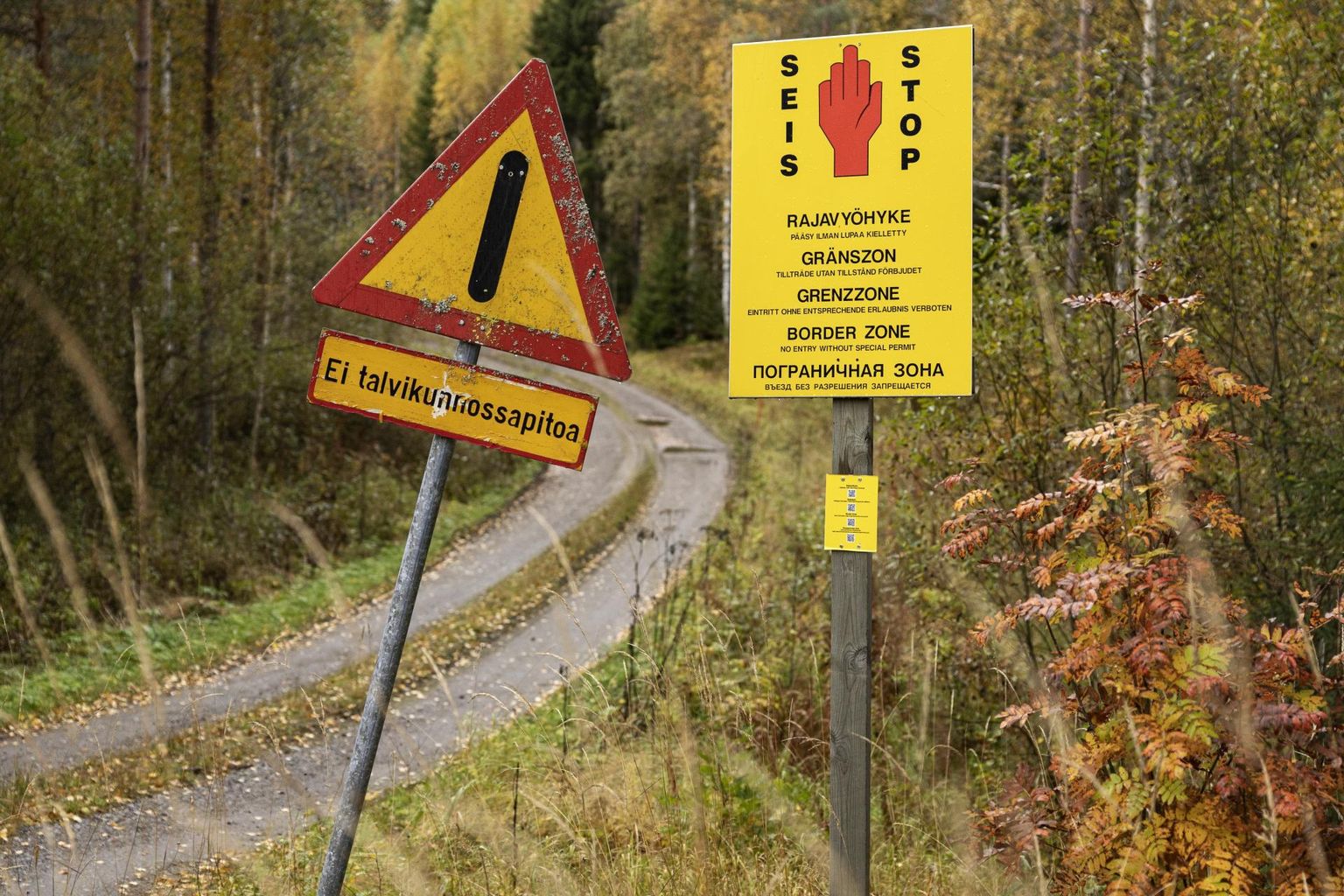 Märgid, mis tähistavad Soome ja Venemaa vahelisele piirialale sisenemist Muotkavaaras. 