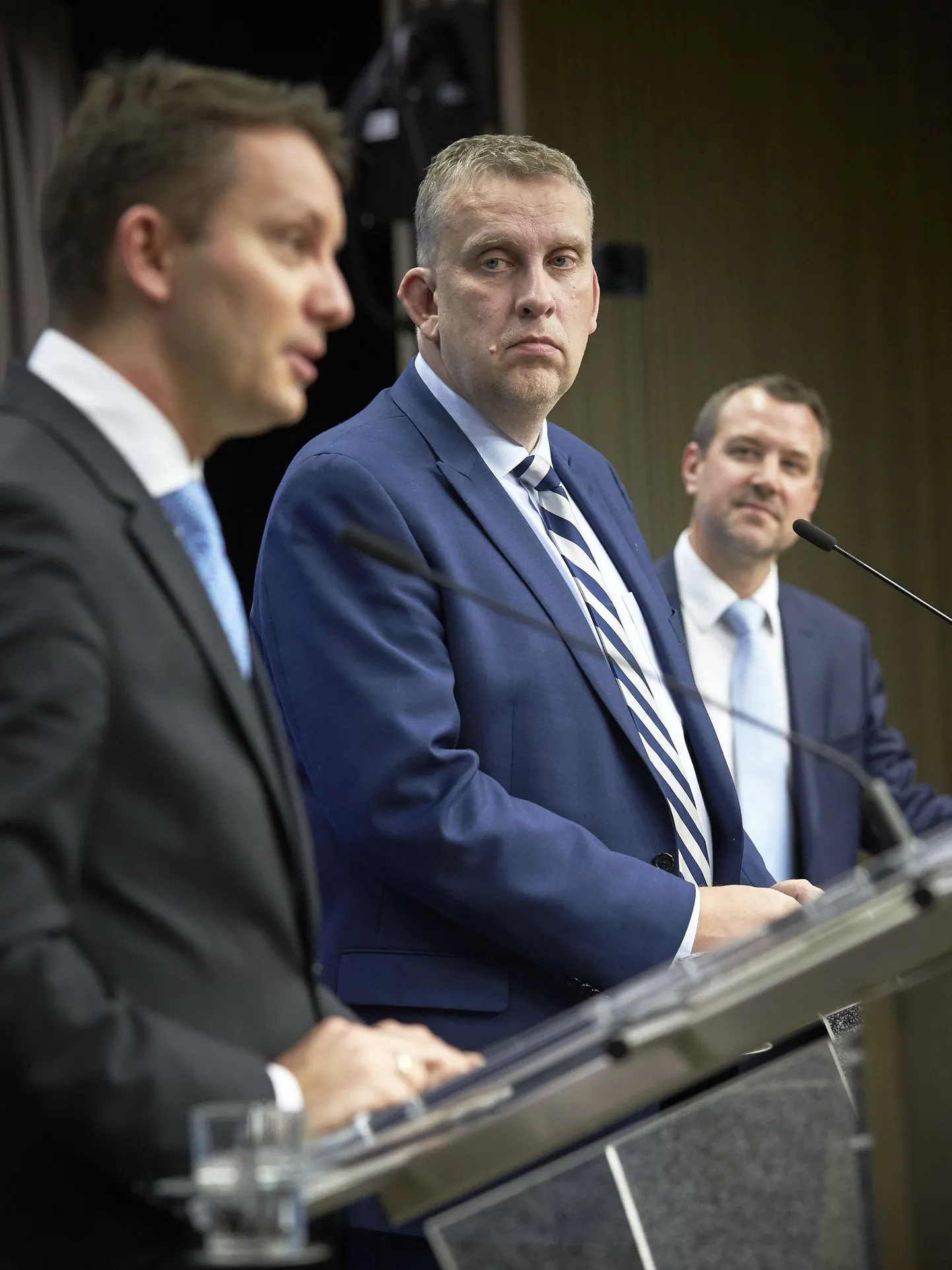 Vasakult: Euroopa Parlamendi esindaja Siegfried Muresan‏, Eesti rahandusministri eriesindajana ELi eelarve küsimustes Märt Kivine ja pressiesindaja Jüri Laas ööl vastu laupäeva Brüsselis toimunud pressikonverentsil.