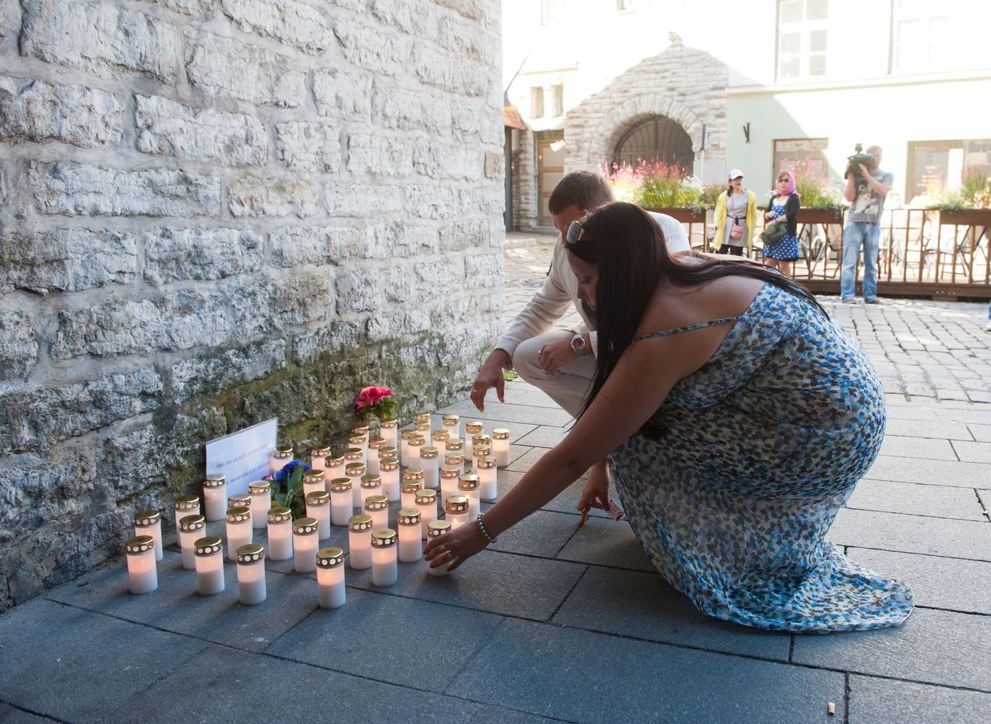 Täna asetatakse Norra saatkonna ette Utoya massimõrvas hukkunute mälestuseks küünlad.