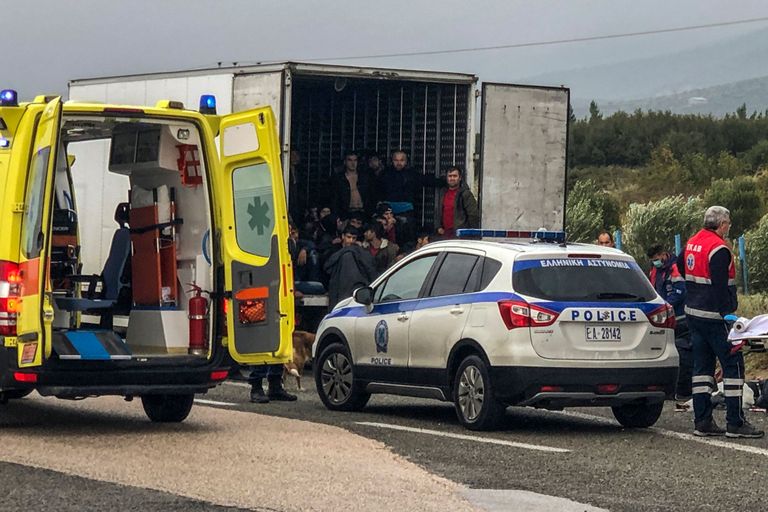 Kreekas leidis politsei rutiinse kontrolli käigus külmutusautost 41 migranti.