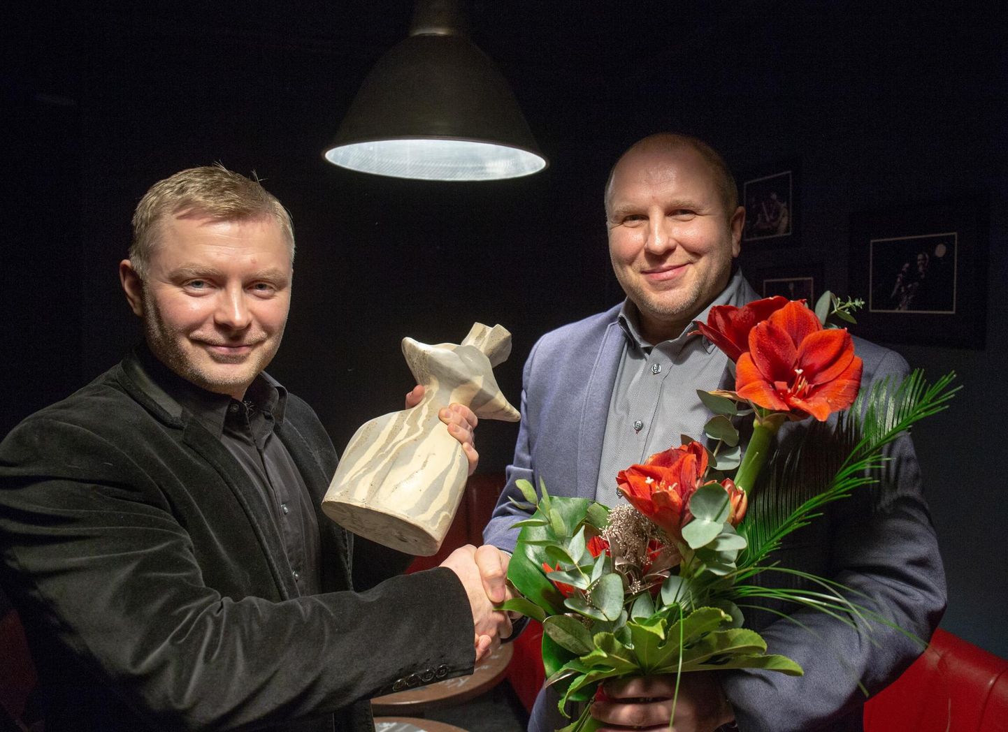 Peatoimetaja Hans Väre (vasakul) andis preemiaga kaasas käiva "Muusa puudutuse" skulptuuri Margus Haavale.