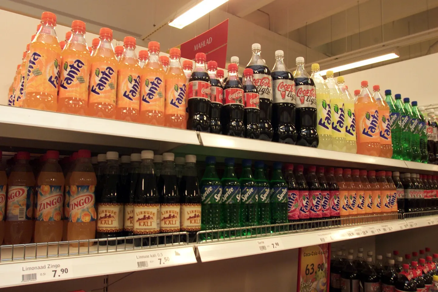 Karastusjookide riiul supermarketis.