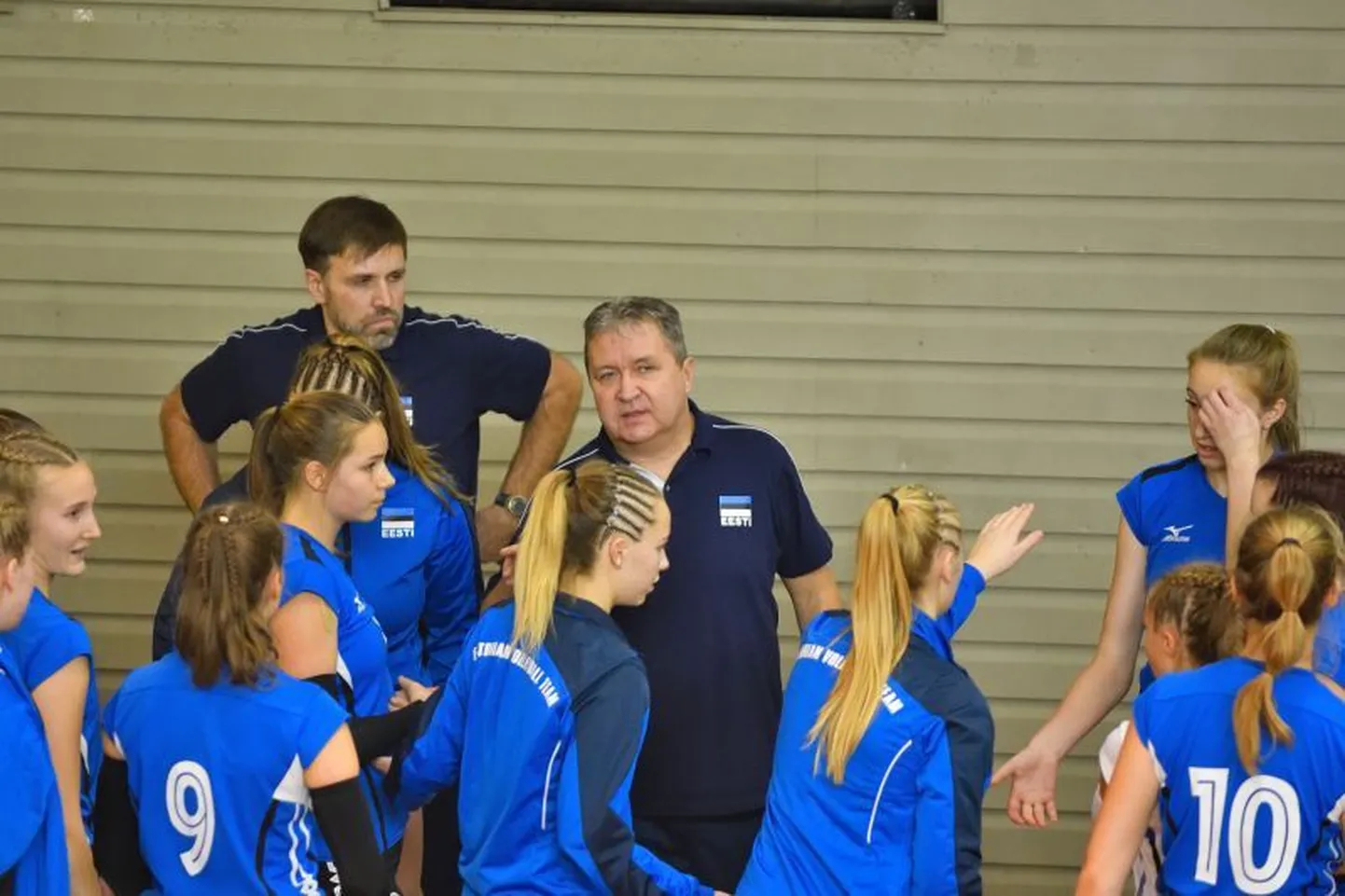 Peatreener Peeter Vahtra Eesti U17 neidude koondisega.