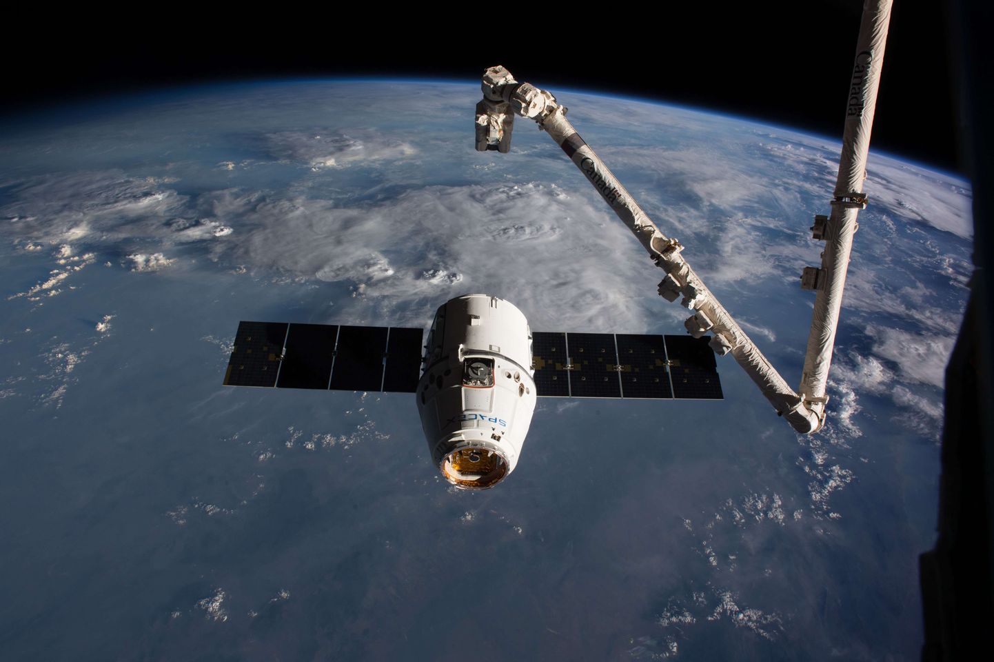 Kosmoselaev Dragon rahvusvahelise kosmosejaama kõrval.