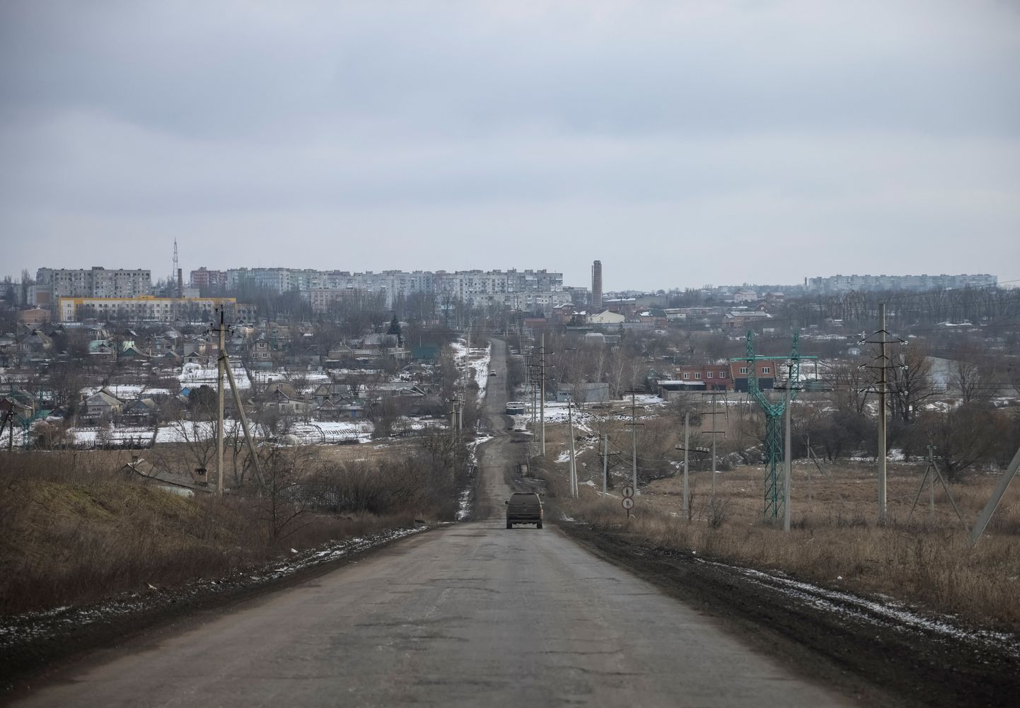 Ceļš uz kara izpostīto pilsētu Bahmutu Ukrainas austrumos
