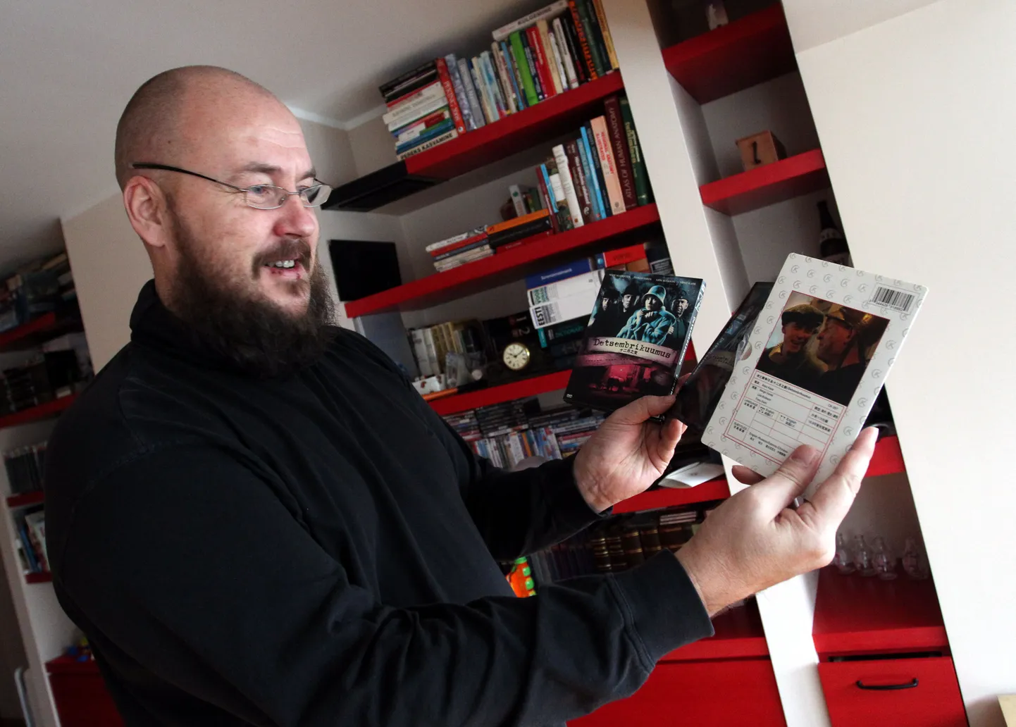 Filmiprodutsent Artur Talvik on seda meelt, et enne, kui Eestit filmimaana reklaamima hakatakse, peaks riik oma filmidega tuntuks saama ja looma korraliku kõrgtehnoloogilise võttepaviljoni.