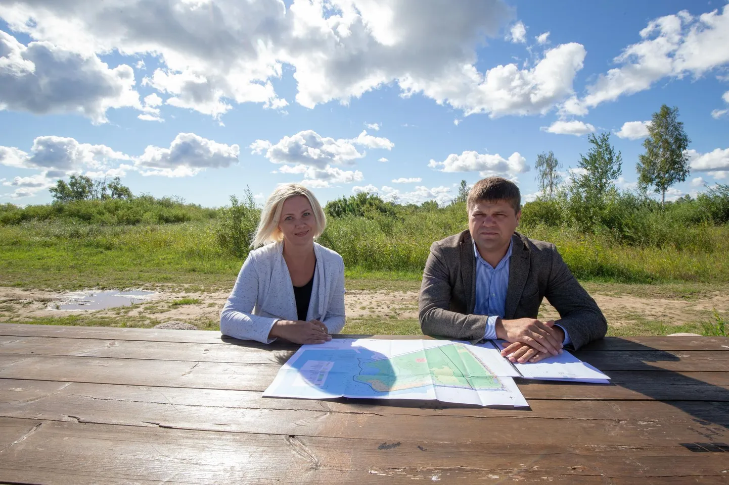 Peipsiääre valla arendusspetsialist Merike Järv ja vallavanem Aleksander Širokov Kolkja supluskohas. Plaanitav spaahotell peaks kerkima nende selja taga asuvale tühermaale.