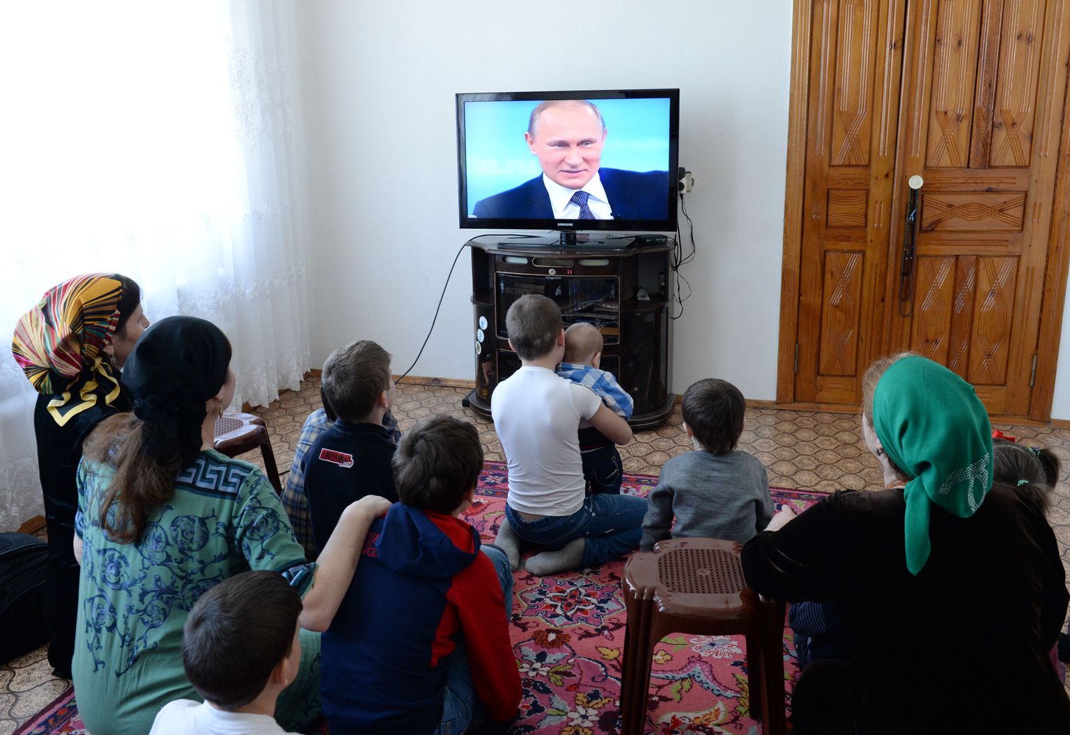 Pere jälgimas Tšetšeenia lõunaosas Tširi-Jurti linnas Vladimir Putini otse-eetrit.