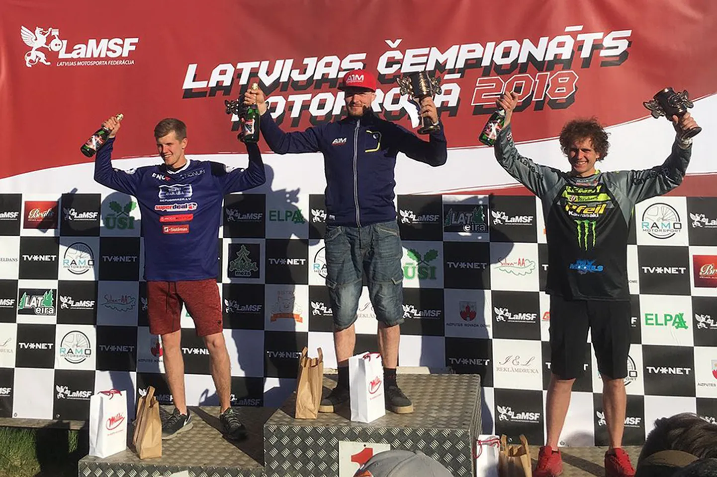 MX1 klassis ei andnud kellelegi sõnaõigust Tanel Leok (keskel) Sõmerpalu motoklubist.
