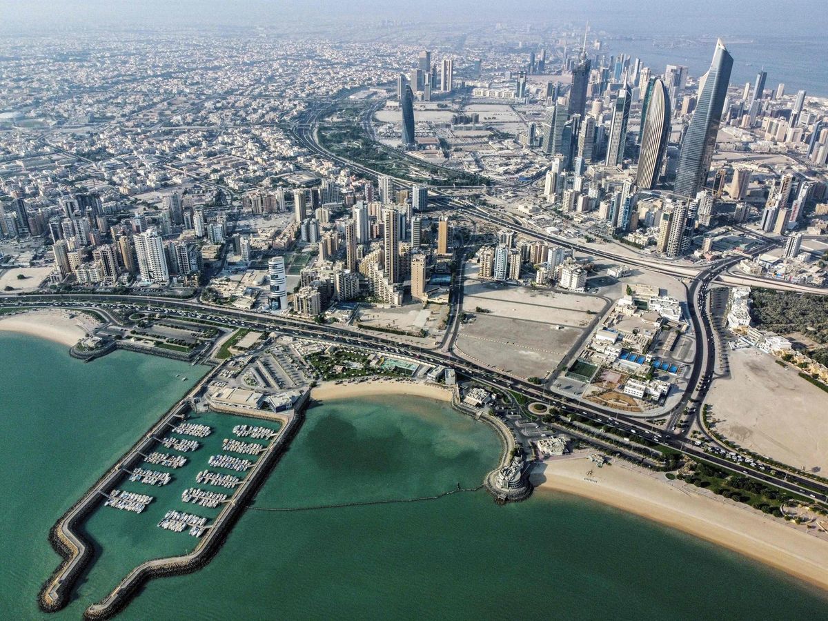 Pealinn Al-Kuwayt on ühtlasi Kuveidi suurim linn. Seal elab 4,5 miljonit inimest.