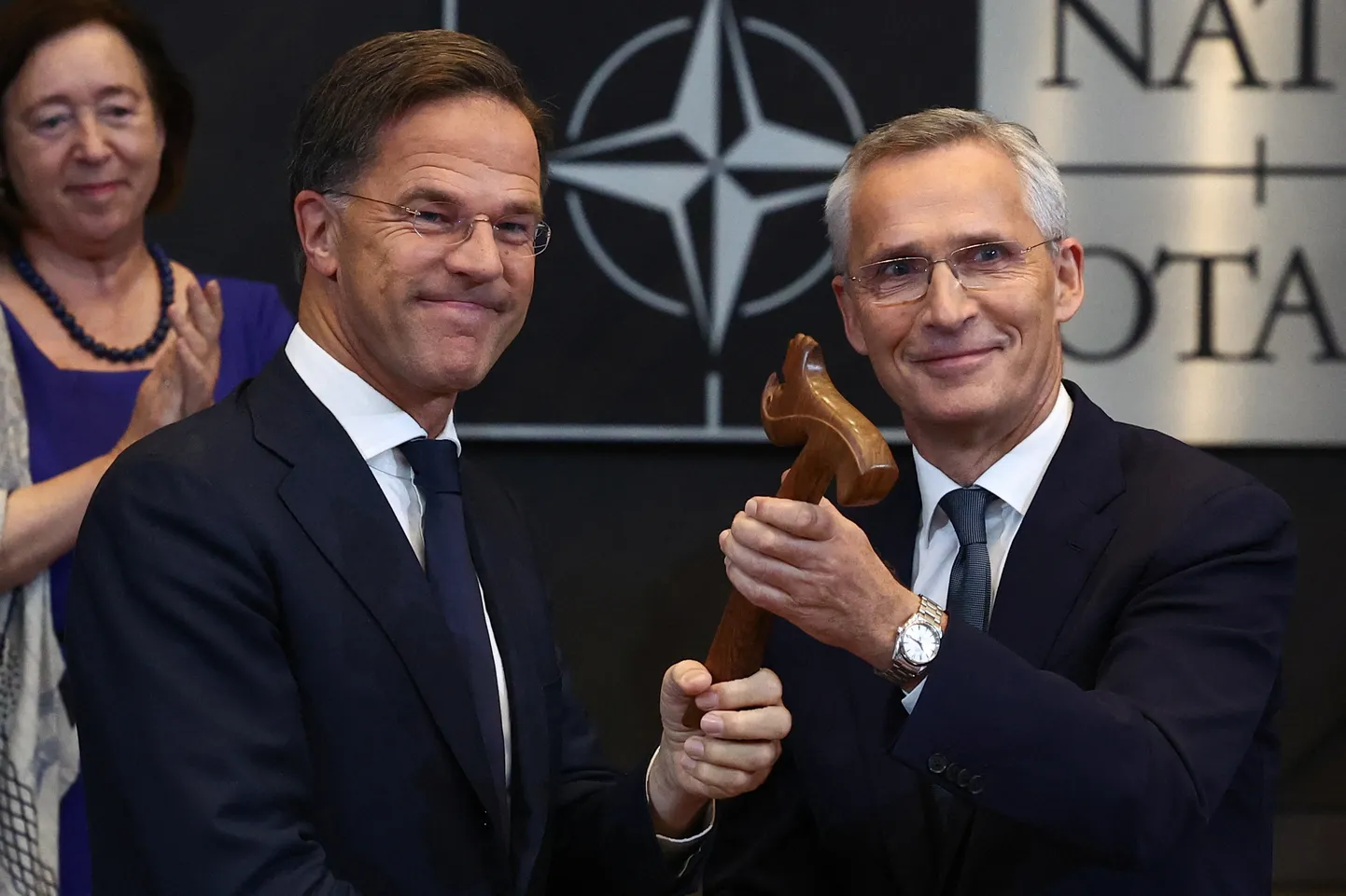 Jens Stoltenberg ja NATO uus peasekretär Mark Rutte Põhja-Atlandi Nõukogu kohtumisel alliansi peakorteris Brüsselis Belgias 1. oktoobril 2024. aastal.