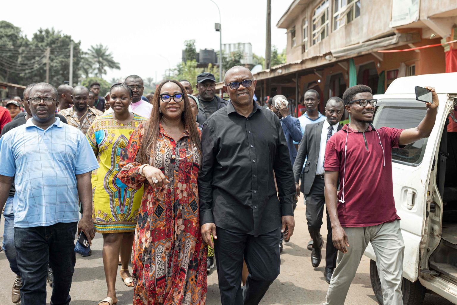Tööpartei presidendikandidaat Peter Obi koos abikaasa Margaret Brownson Obiga jalutavad pärast hääle andmist Nigeeria lõunaosas asuvas Amatutus.