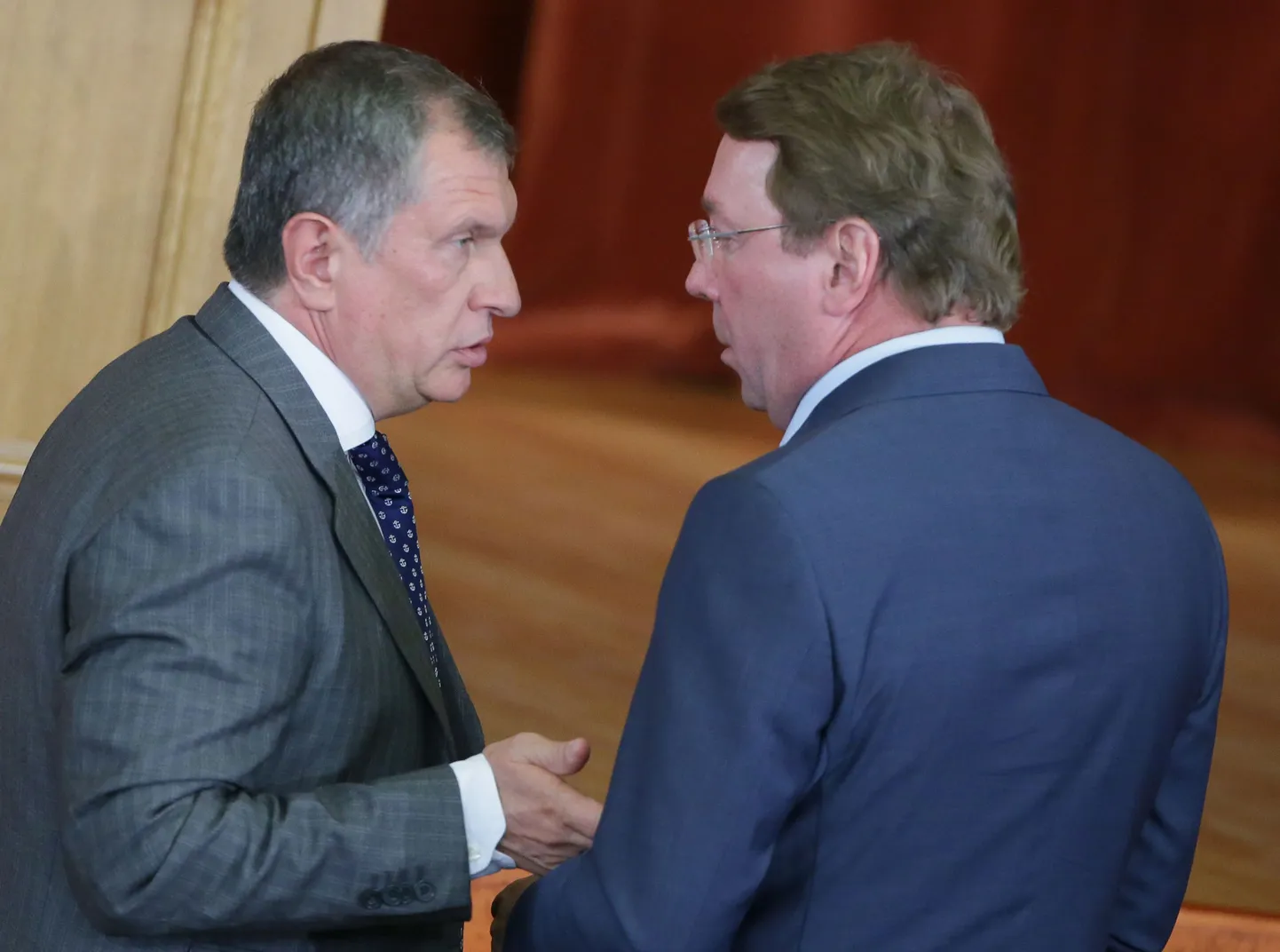 Rosnefti presdent Igor Setšin koos Vene presidendi abiga Vladimir Kožiniga (paremal).