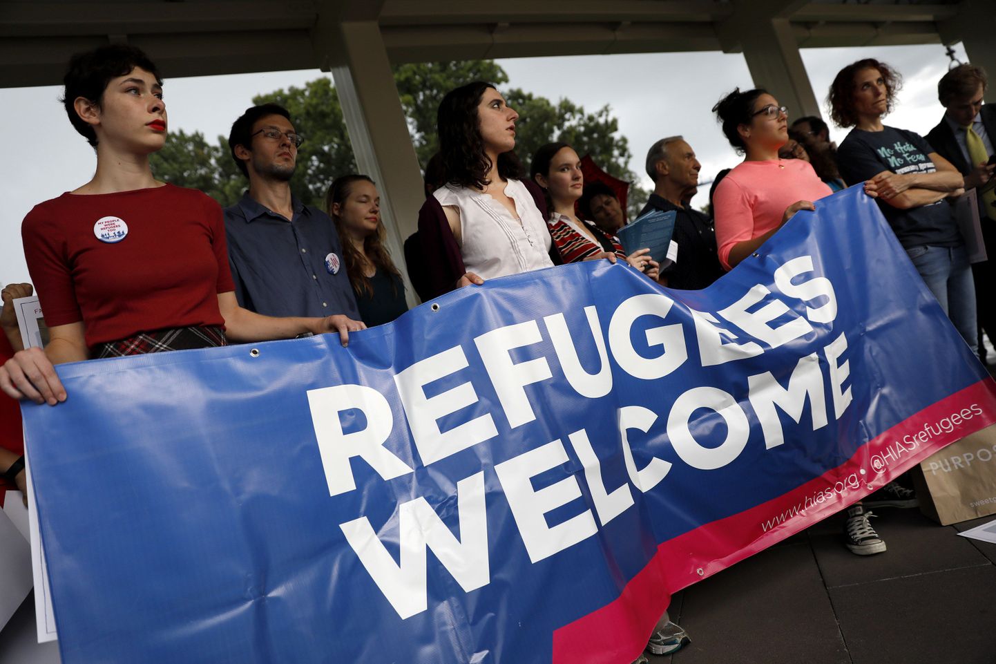 Põgenikeprogrammi vähendamise vastu meelt avaldavad inimesed Washingtonis.