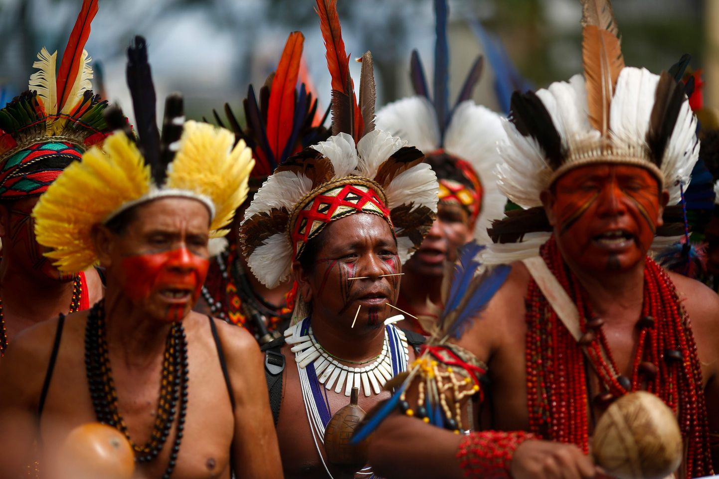 Brasiilia põlisrahvaste hõimujuhid avaldasid 11. märtsil meelt, nõudes oma territooriumi demarkeerimist. Tuntud fotograaf Sebastião Salgado algatas kampaania, mille eesmärk on suunata võime astuma rohkem samme põliselanike kaitseks koroonaviiruse eest.