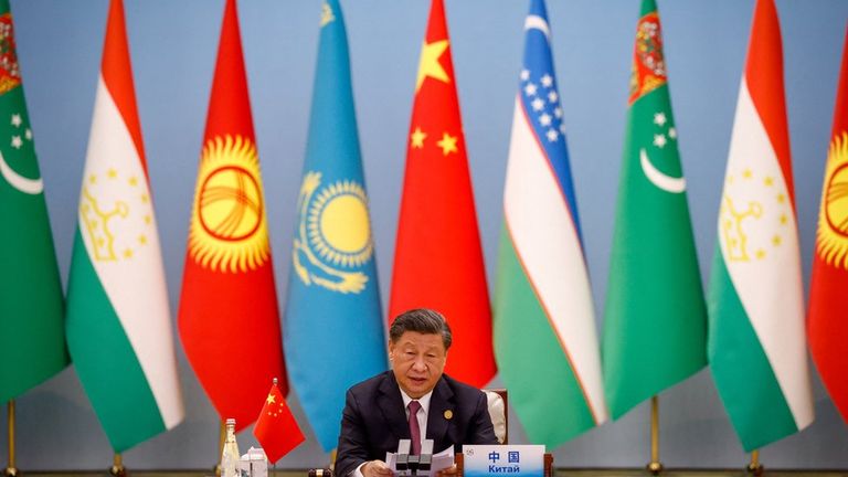 Председатель КНР Си Цзиньпин выступает на круглом столе во время саммита Китай-Центральная Азия в Сиане, провинция Шэньси