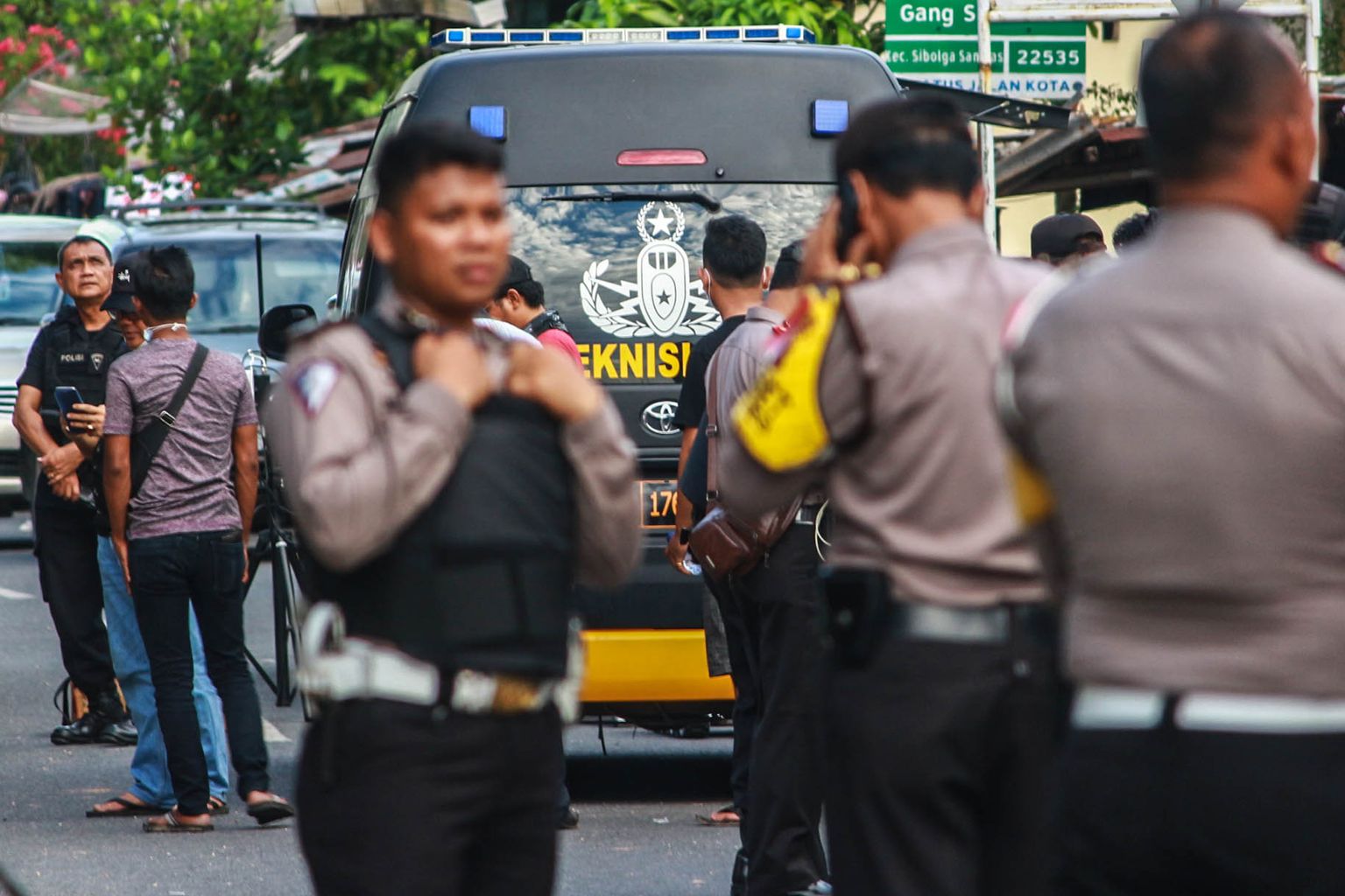 Indoneesia Sumatra saarel lasi terroristi abikaasa politseile alistumise asemel end koos lastega õhku.