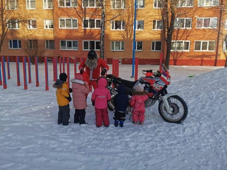 Архивный кадр: Юрий и дети, правда, еще на двухколесном мотоцикле.