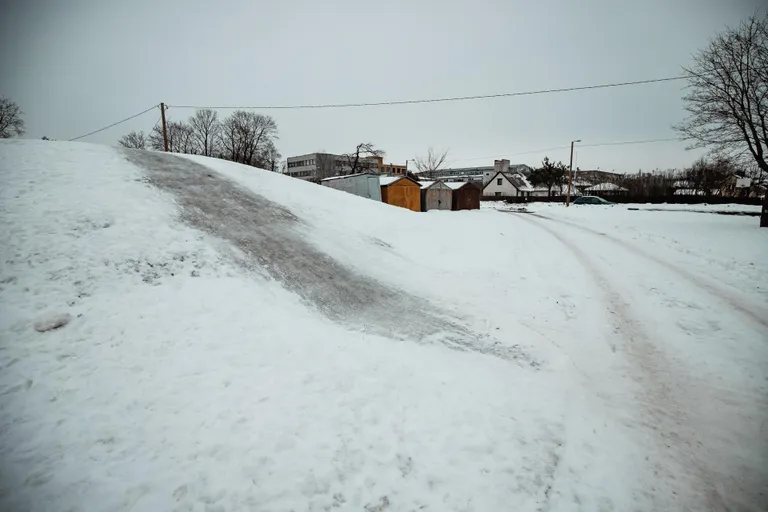 Ohtlik kelgumägi Pärnus Suur-Jõe tänava kandis.