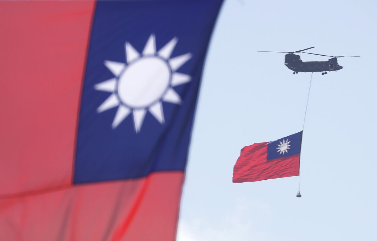 Helikopterid Taiwani lipuga lendamas Taiwani rahvuspäeva pidustustel 10. oktoobril 2021.