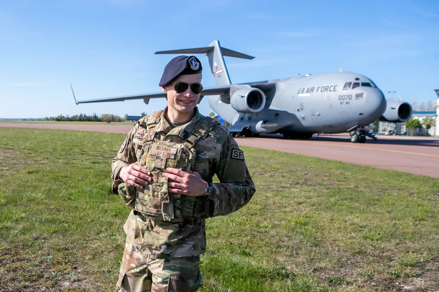 SVEN WICHMAN Kuressaare lennuväljal, taustaks USA sõjaväe transpordilennuk Boeing C-17 Globemaster III.