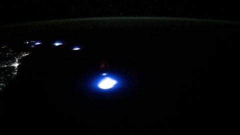 Astronaut pildistas suuri punaseid ja sinised tulekerasid – kas tulnukad tungivad Maale?