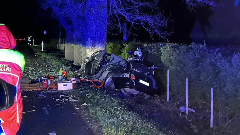 BMWga vastu puud kihutanud autos hukkus kaks noormeest.