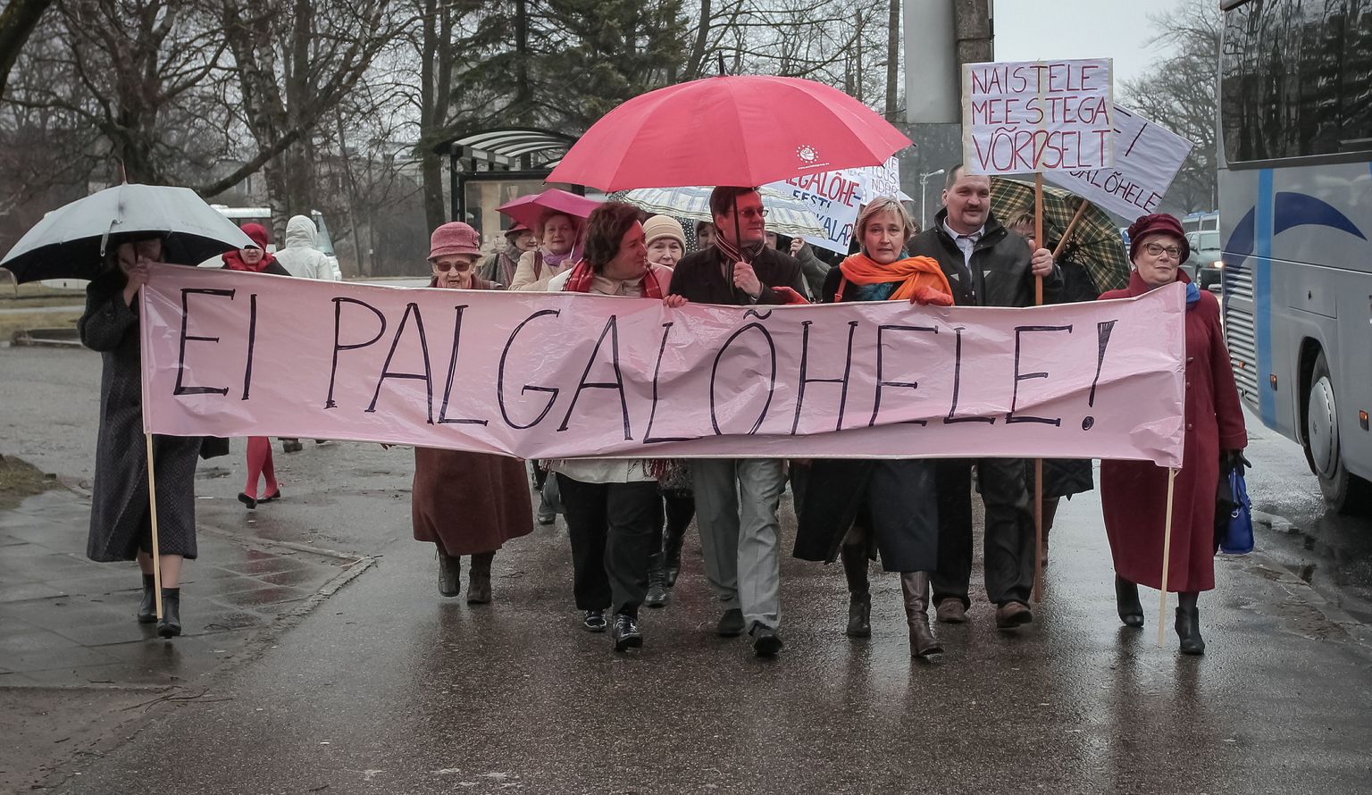 Täna hommikul kogunes umbes poolsada inimest Sotsiaaldemokraatliku Erakonna naiskogu Kadri eestvedamisel Pärnu bussijaama juurde piketile, kus koguti allkirju palgalõhe vähendamiseks.