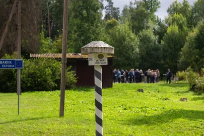 Peeter Kaares käib Eesti-Läti piiril tihti, sest endine piiripunkti kinnistu kuulub nüüd tema poja firmale. Kaks aastat tagasi sattus ta seal osaühingule Piiripunkt kuulunud Kiaga õnnetusse.