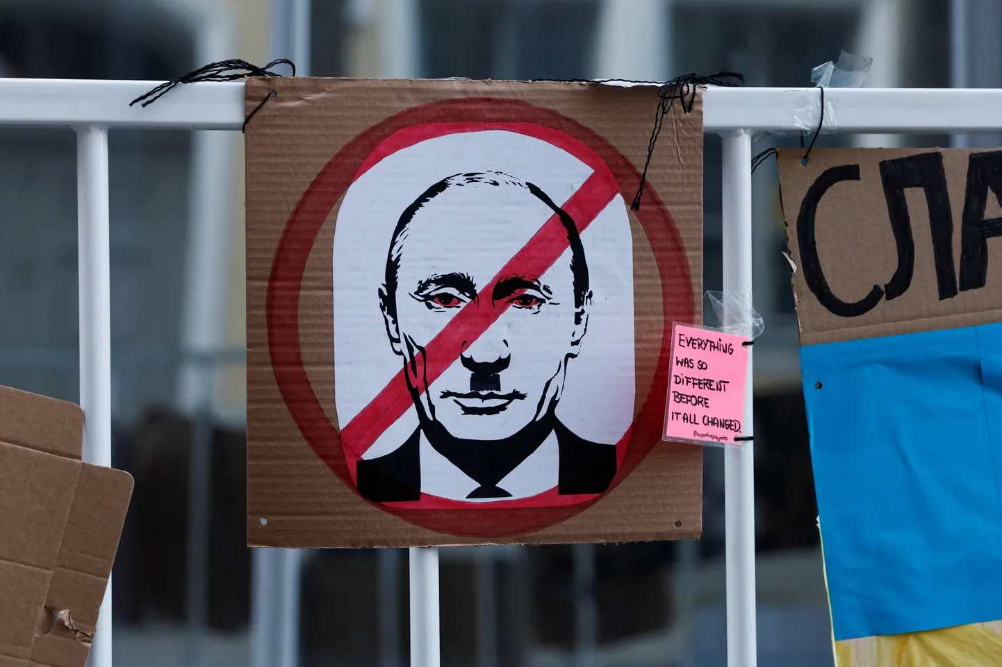Украшения на заборе вдоль здания посольства России на улице Пикк в Таллинне, март 2022 года.