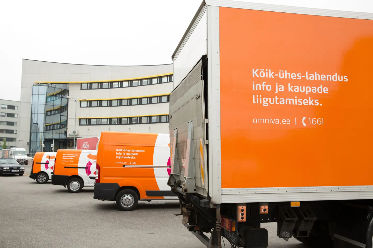 Omniva logistikakeskuse autod