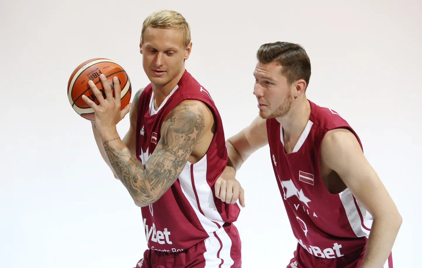 Latvijas vīriešu basketbola izlases spēlētāji Jānis Timma (no kreisās) un Dairis Bertāns