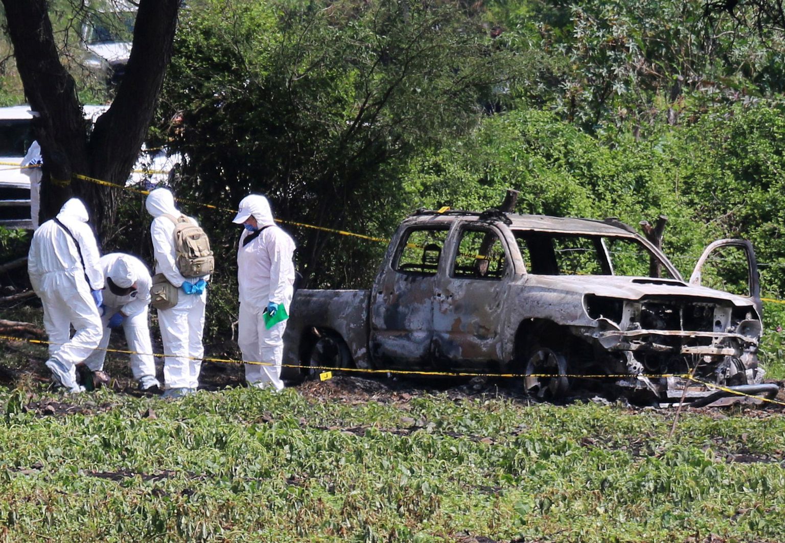 Kohtu-uurijad kuriteopaigal Cuitzeos, kus maasturist avastati üheksa põlenud laipa.