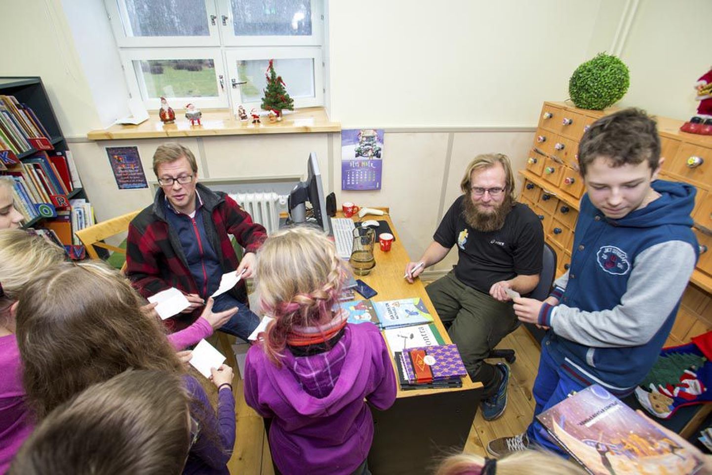 Lastekirjanikud Mika Keränen (vasakul) ja Contra pajatasid lustakaid lugusid ja jagasid autogramme.