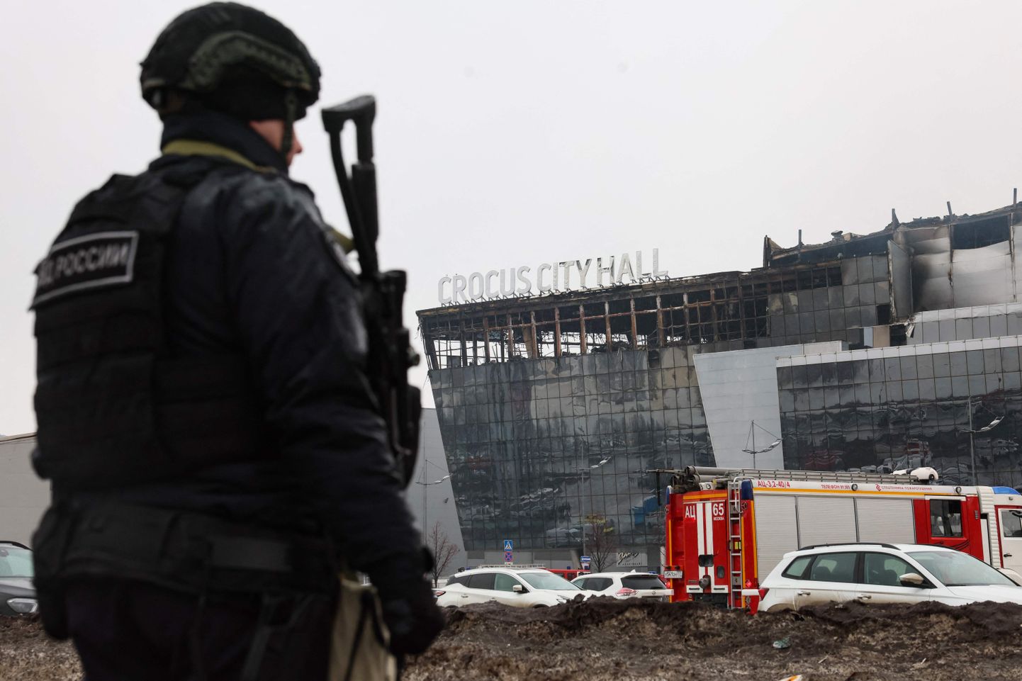 Politseiametnikud Moskva kontserdimaja ees pärast terrorirünnakut.