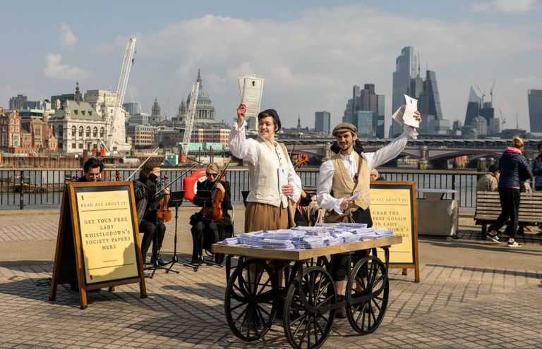 Kuulujuttude levitamine vanamoodi. Näitlejad kuulutavad Londonis «Bridgertoni» teist hooaega.  FOTO: Swns