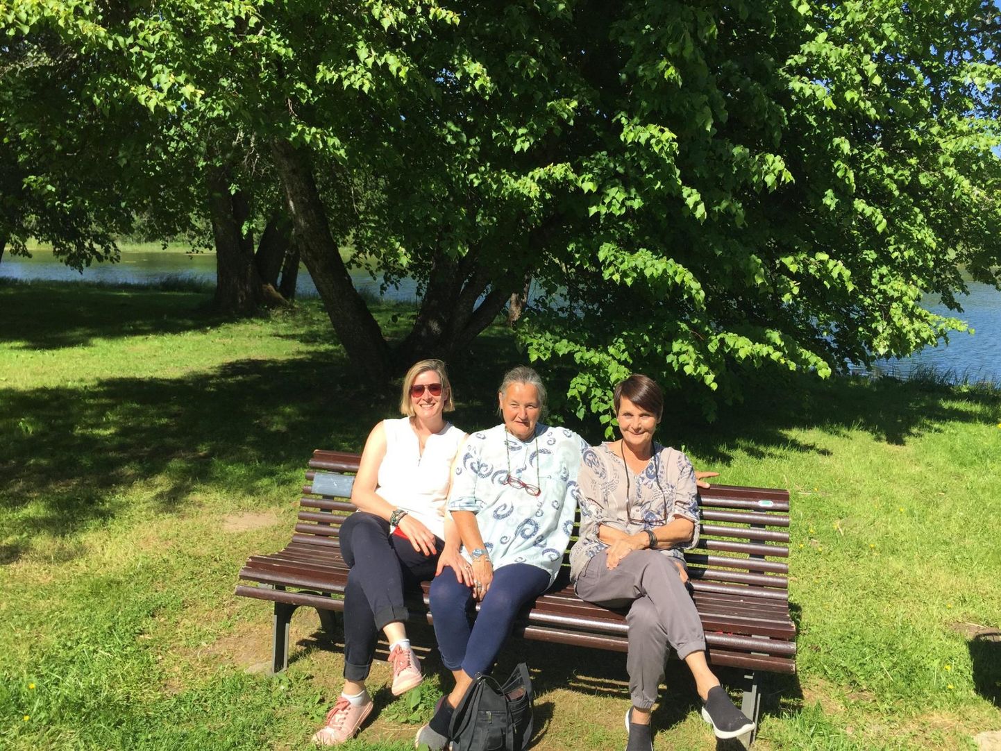 Helen Mee (vasakul), Philippa von Benckendorff ja Carolyn Seymour istumas Jäneda pargis Armastuse pingil.