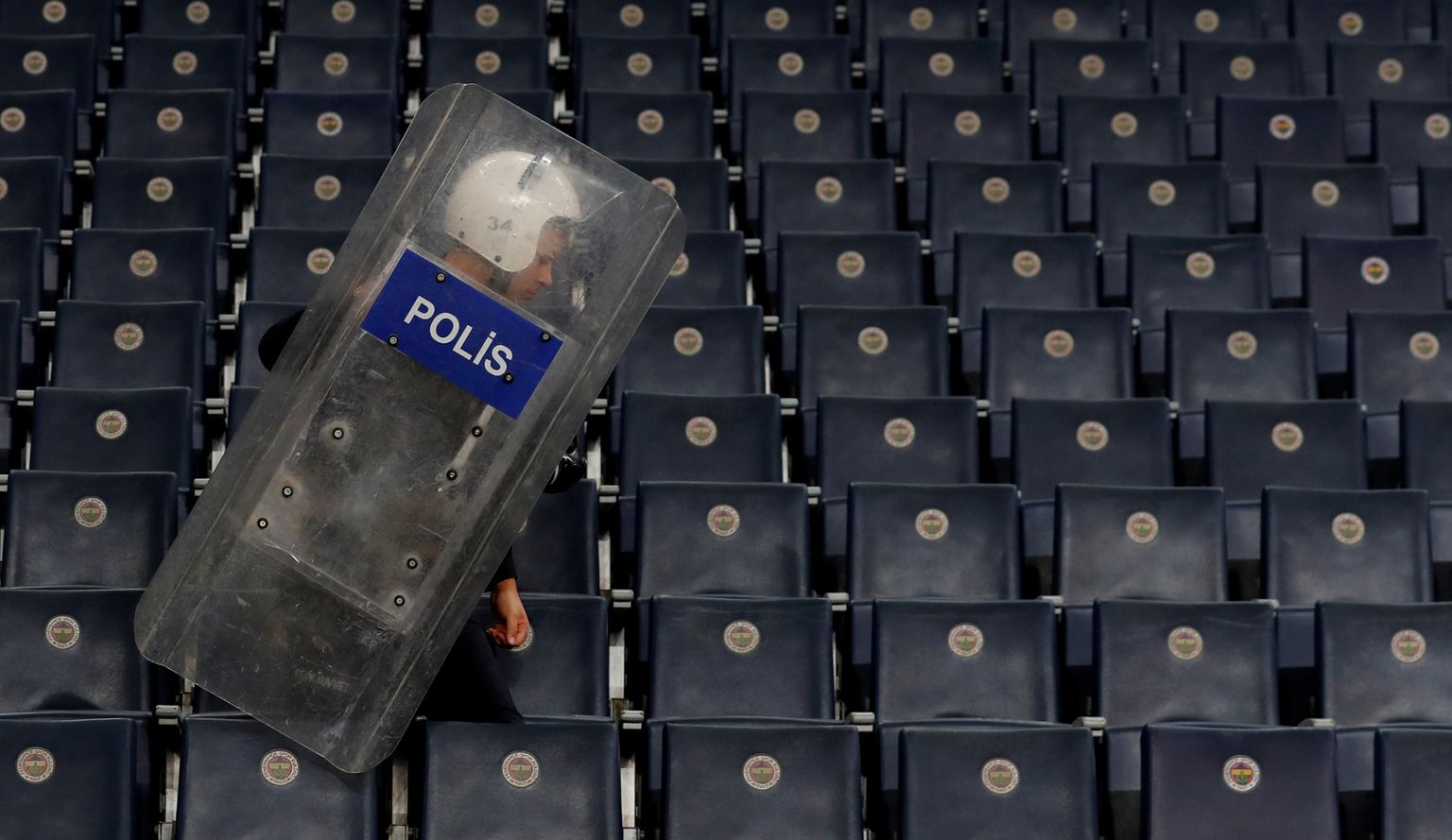 Полиция на стадионе.