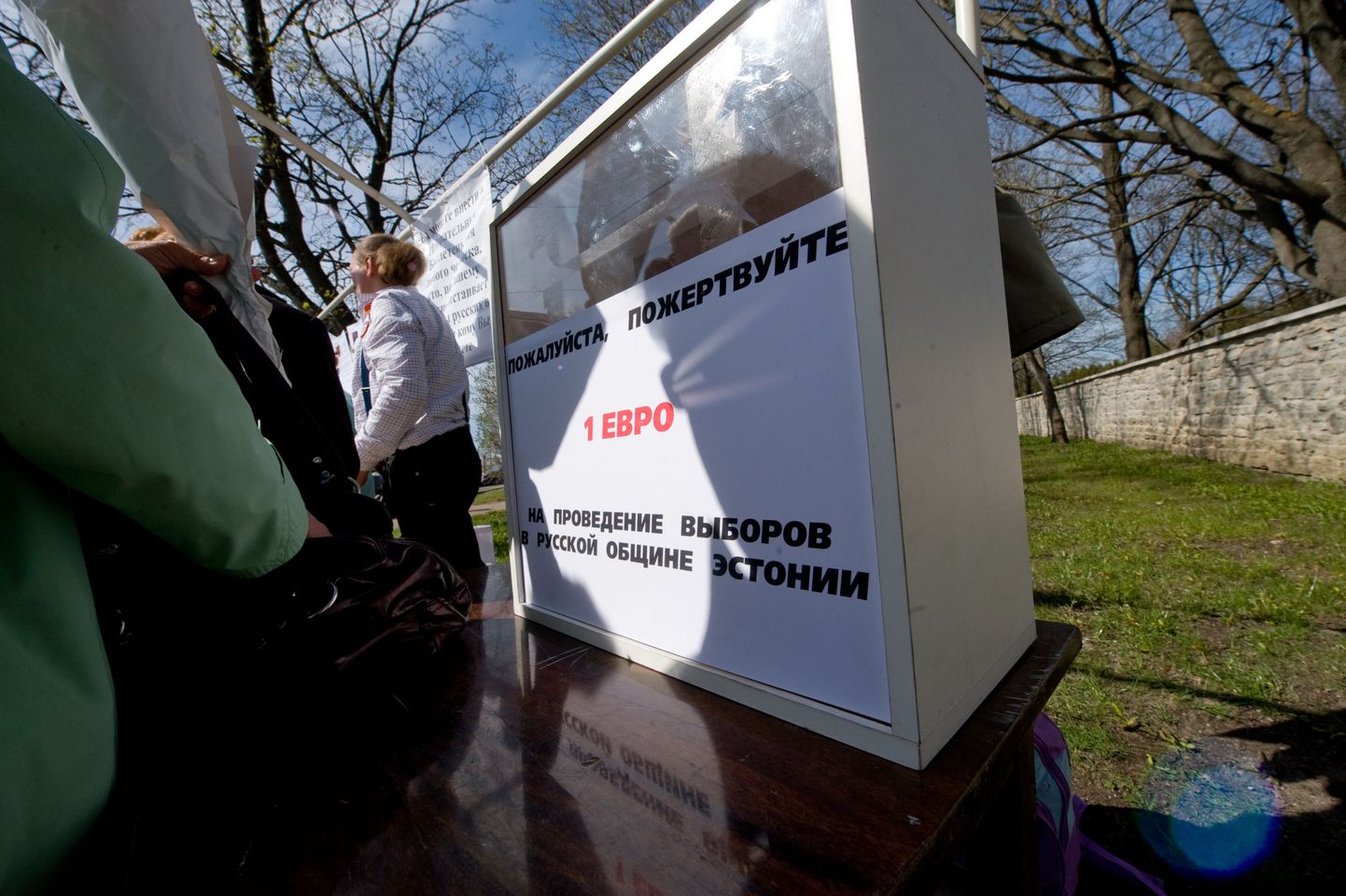 Выборы Земского совета проходили, в том числе, и на Военном кладбище в Таллинне 9 мая 2011 года.