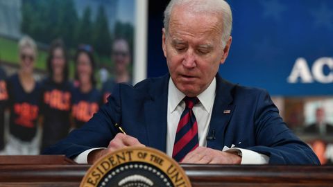 Biden allkirjastas seaduse impordikeelu kohta Xinjiangist