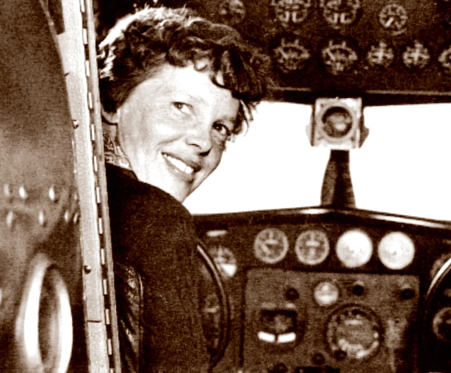 Amelia Earhart 20. mail 1937 oma Lockheed Electra 10E lennuki kokpitis