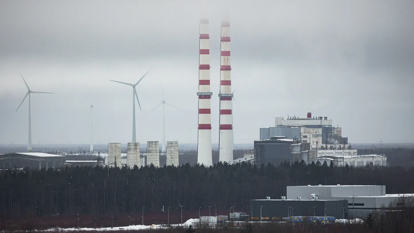Балтийская электростанция "Enefit Power" и часть находящегося рядом с ней парка ветряков "Eesti Energia".