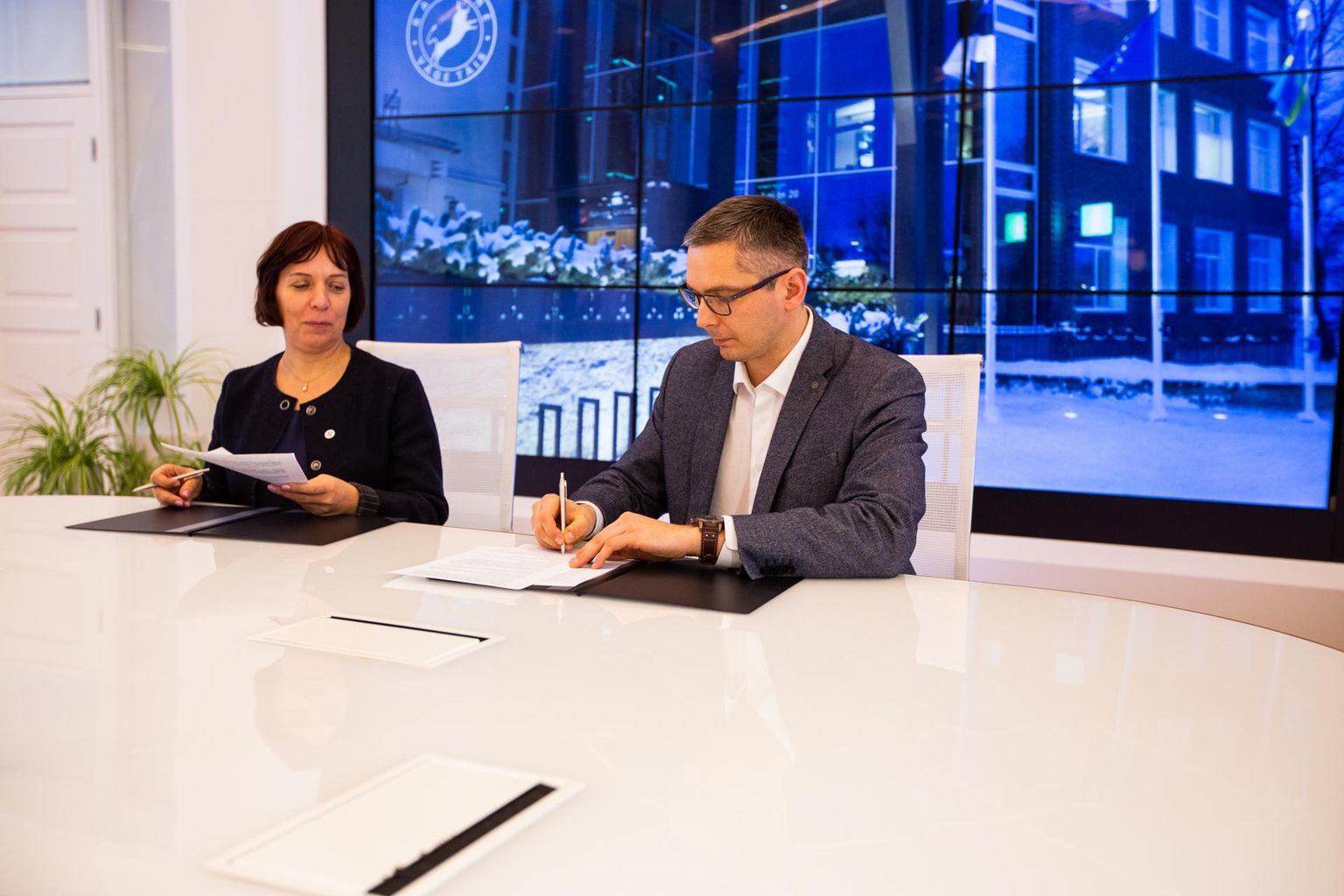 Haridus- ja teadusminister Mailis Reps ning Rakvere linnapea Marko Torm allkirjastasid lepingu riigigümnaasiumi rajamiseks Rakveresse.