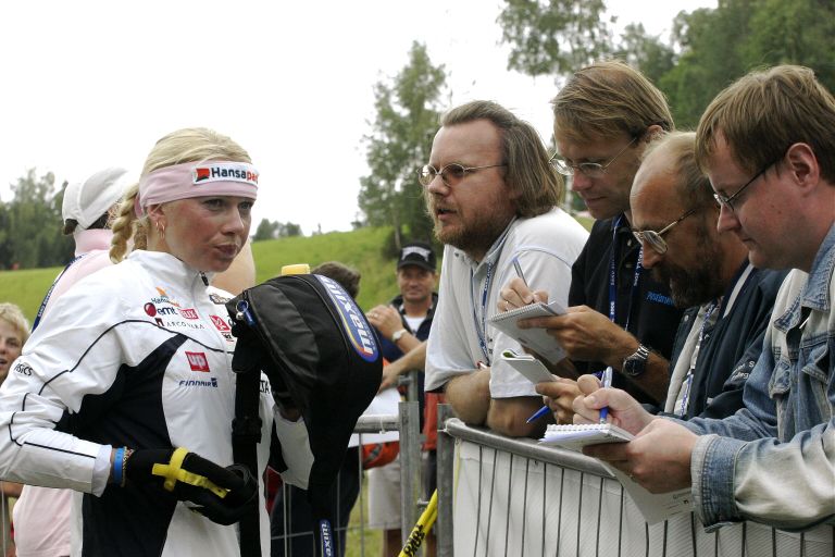 Tarmo Tiisler (vasakult teine) 2006. aastal koos teiste ajakirjanikega Kristina Šmigun-Vähit intervjueerimas.