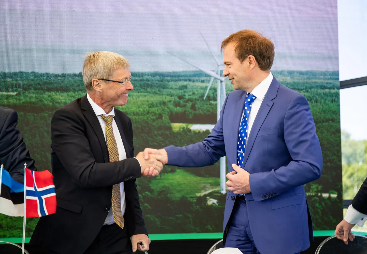 Vardari juht Thorleif Leifsen ja Eesti Energia juht Hando Sutter Nelja Energia ostulepingu allkirjastamisel eelmisel nädalal Paldiski tuulepargis.