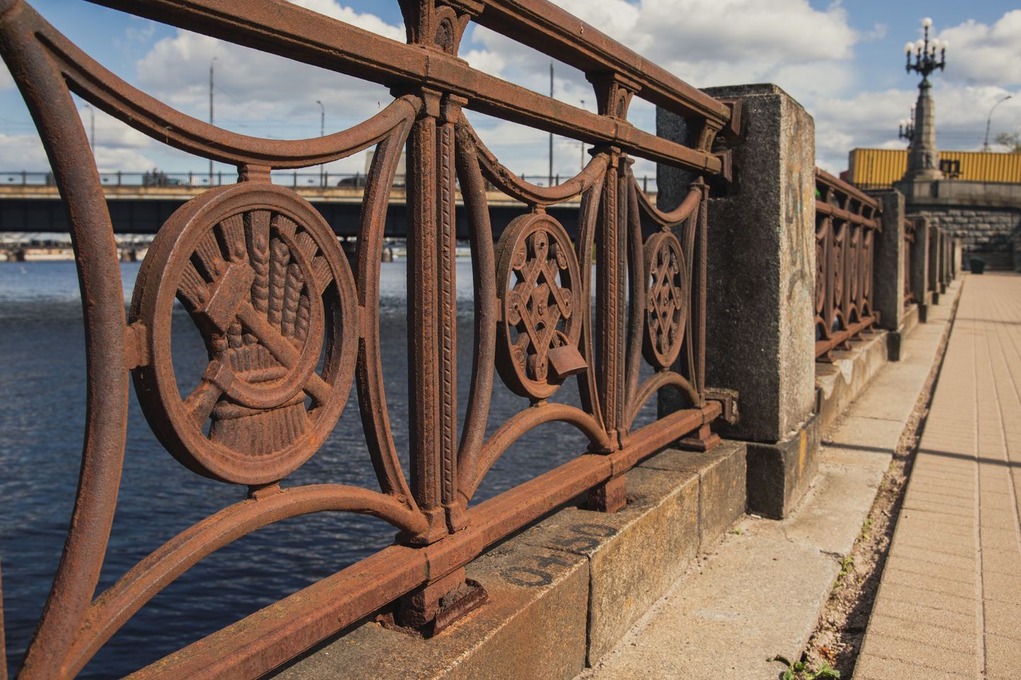 PSRS simbolika pie Akmens tilta.